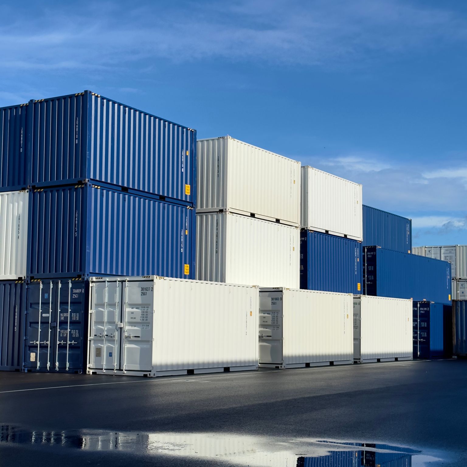 containers bleus blancs