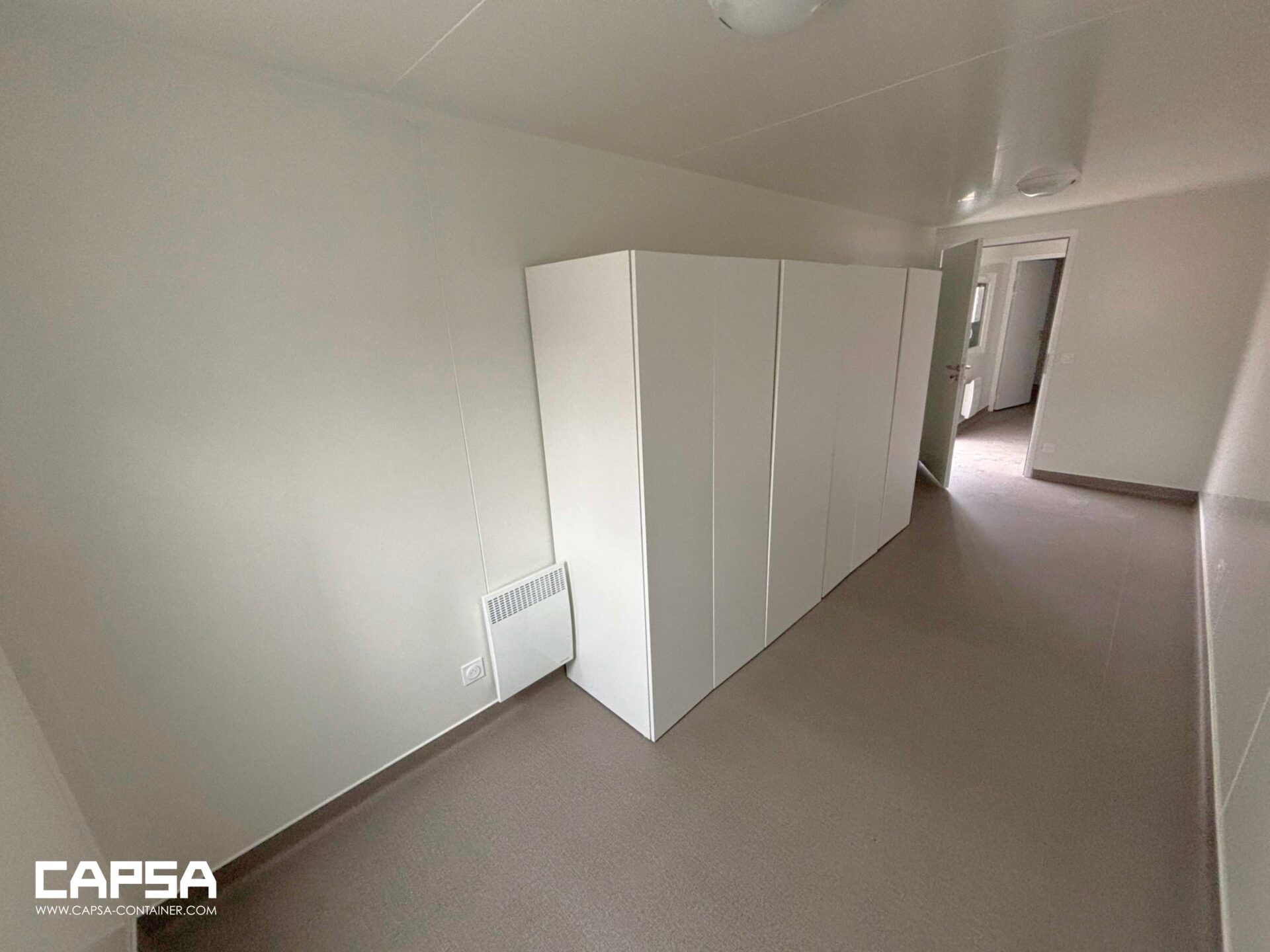 Aménagement intérieur d'une unité d'hébergement modulaire CAPSA au camp du Rondeau à Grenoble.
