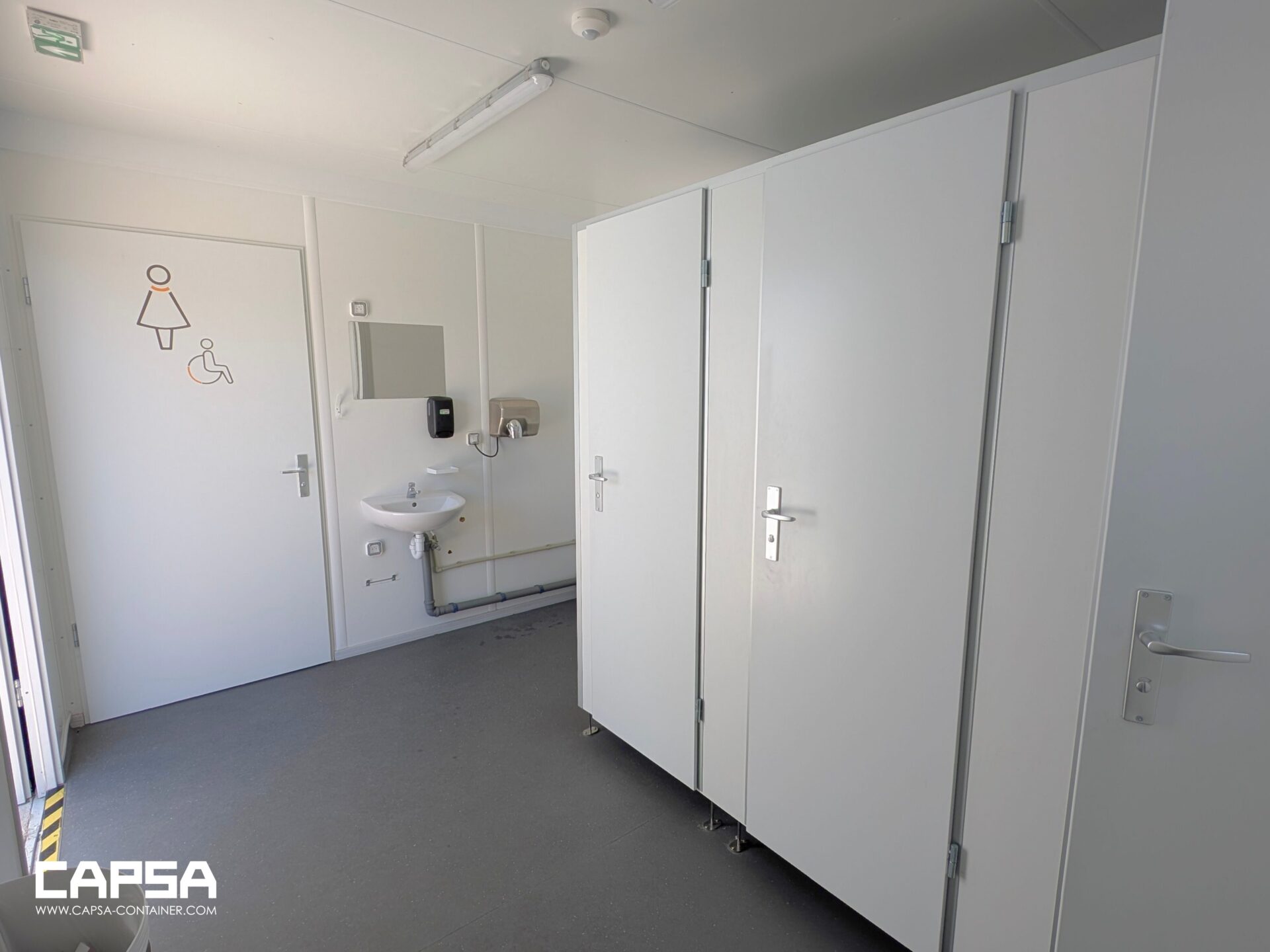 Équipements sanitaires d'une unité modulaire réalisée par CAPSA pour le camp du Rondeau à Grenoble.