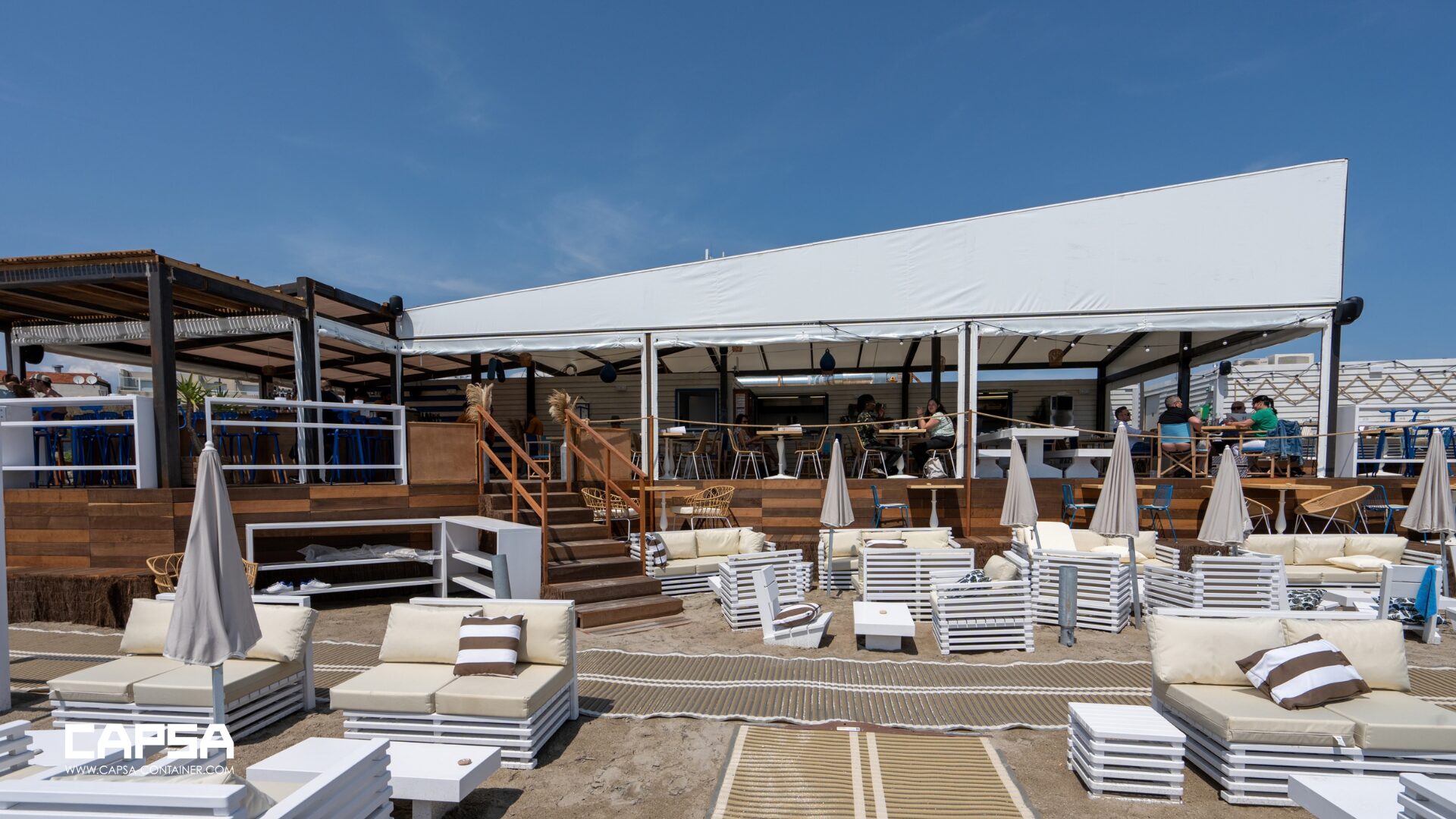 Restaurant plage Pieds dans le sable