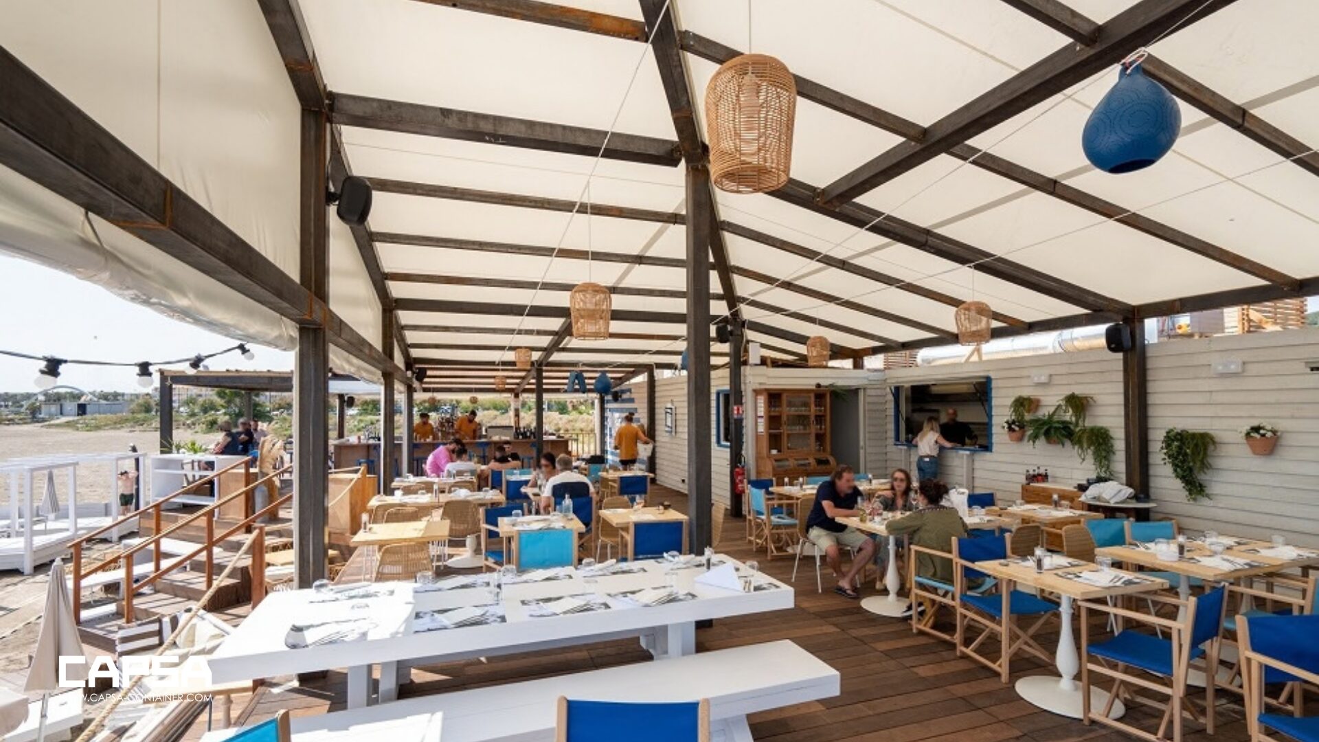 Restaurant plage Pieds dans le sable